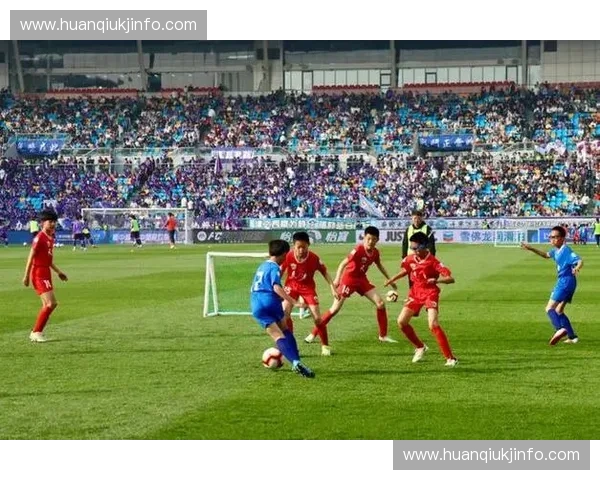 绚丽彩绘点亮绿茵赛场描摹激战瞬间的足球艺术盛宴全景华彩再现赛况